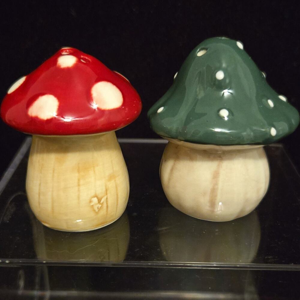 VTG Style Ceramic Mushroom Salt and Pepper Shakers Red Grn Toadstool Cottagecore